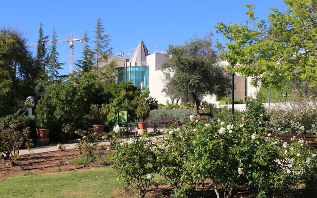 נוף לבית המשפט העליון מגן וואהל לוורדים בירושלים, אפריל 2021 (צילום: שמואל בר-עם)