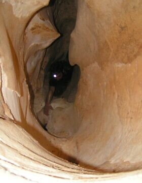 פיר אנכי &#8211; אחד מכמה המקשרים בין המפלסים השונים במערת איילון (צילום: ויקיפדיה)