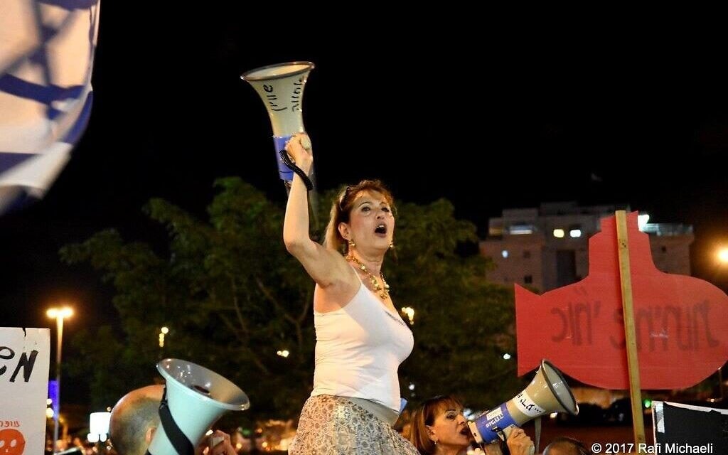 סיגלית קסלר במחאת כיכר גורן בפתח תקווה (צילום: רפי מיכאלי)