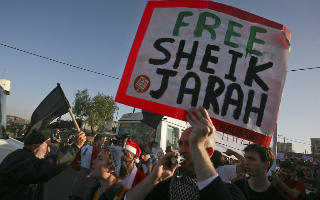 פעילים יהודים וערבים מפגינים בשייח&#039; ג&#039;ראח ב-2009 (צילום: AP Photo/Dan Balilty)