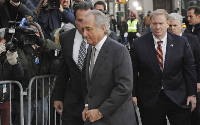 ברני מיידוף מגיע לבית המשפט הפדרלי במנהטן, 12 במרץ 2009 (צילום: Louis Lanzano, AP)