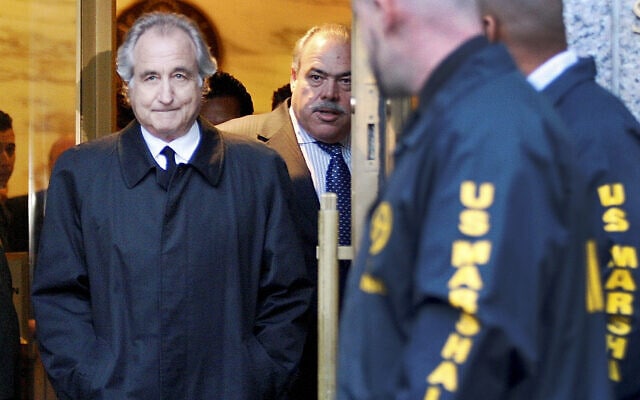 ברני מיידוף בצאת מבית המשפט המחוזי במנהטן, 5 בינואר 2009 (צילום: Kathy Willens, AP)