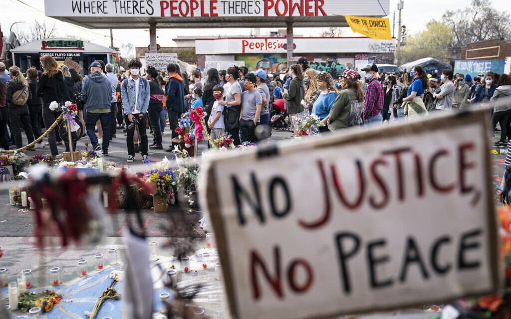 עצרת סולידריות לזכרו של ג&#039;ורג&#039; פלויד במקום בו נרצח במיניאפוליס, 18 באפריל 2021 (צילום: AP Photo/John Minchillo)