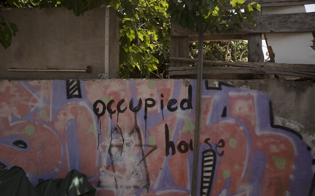 בית בשכונת שייח' ג'ראח שהתיישבו בו יהודים (צילום: AP Photo/Maya Alleruzzo)