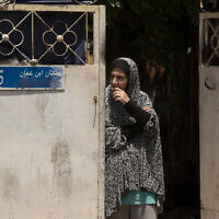 תושבת שכונת שייח' ג'ראח, 11 במאי 2021 (צילום: AP Photo/Maya Alleruzzo)