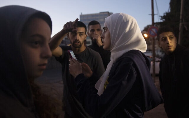 מונא אל-כורד בשכונת שייח&#039; ג&#039;ראח, 24 במאי 2021 (צילום: AP Photo/Maya Alleruzzo)