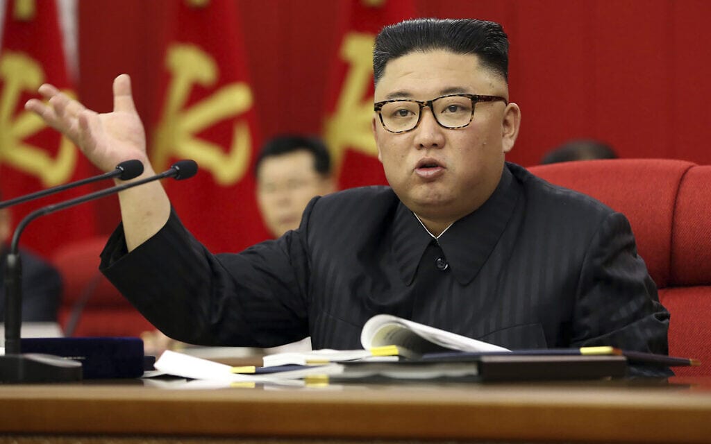 שליט קוריאה הצפונית קים ג'ונג און בכינוס מפלגתי בפיונגיאנג, 15.6.2021 (צילום: Korean Central News Agency/Korea News Service via AP)