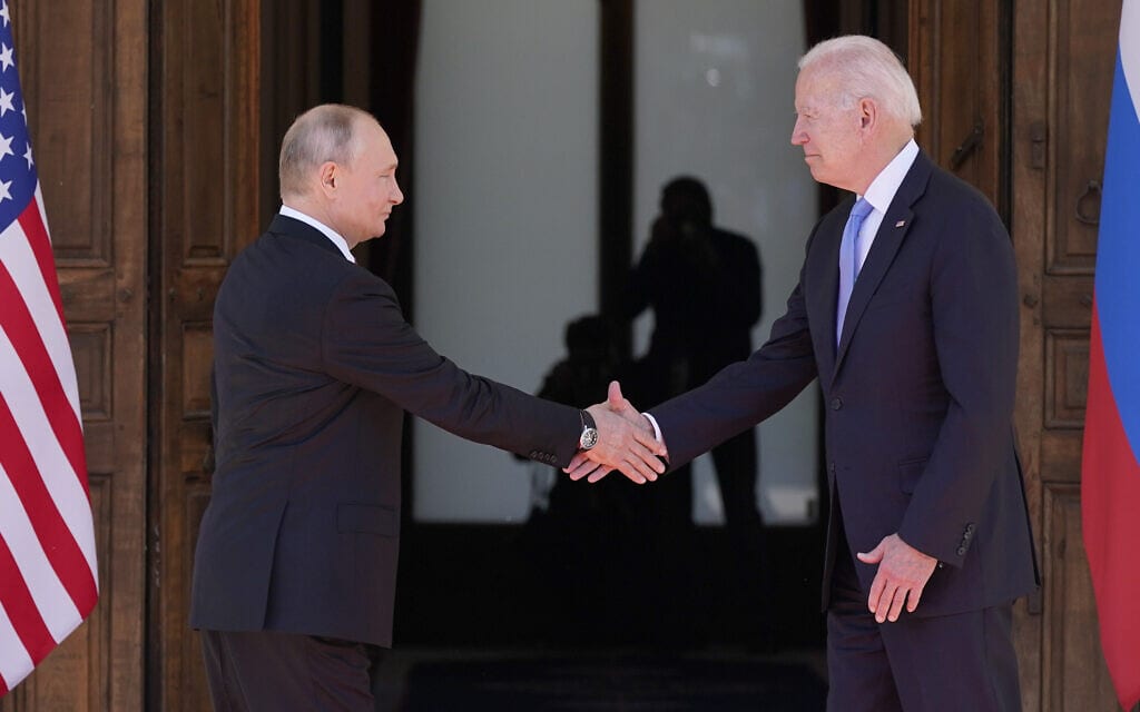 נשיא ארה"ב ג'ו ביידן ונשיא רוסיה ולדימיר פוטין, 16 ביוני 2021 (צילום: AP Photo/Patrick Semansky)