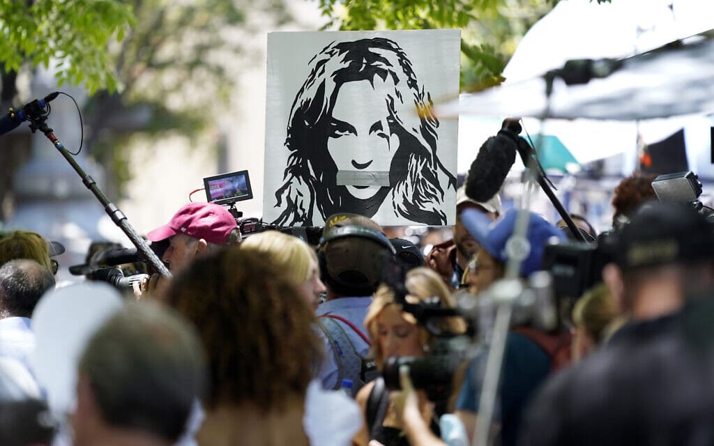 הפגנת תמיכה בבריטני ספירס מחוץ לאולם בית המשפט בלוס אנג'לס, 23 ביוני 2021 (צילום: AP Photo/Chris Pizzello)