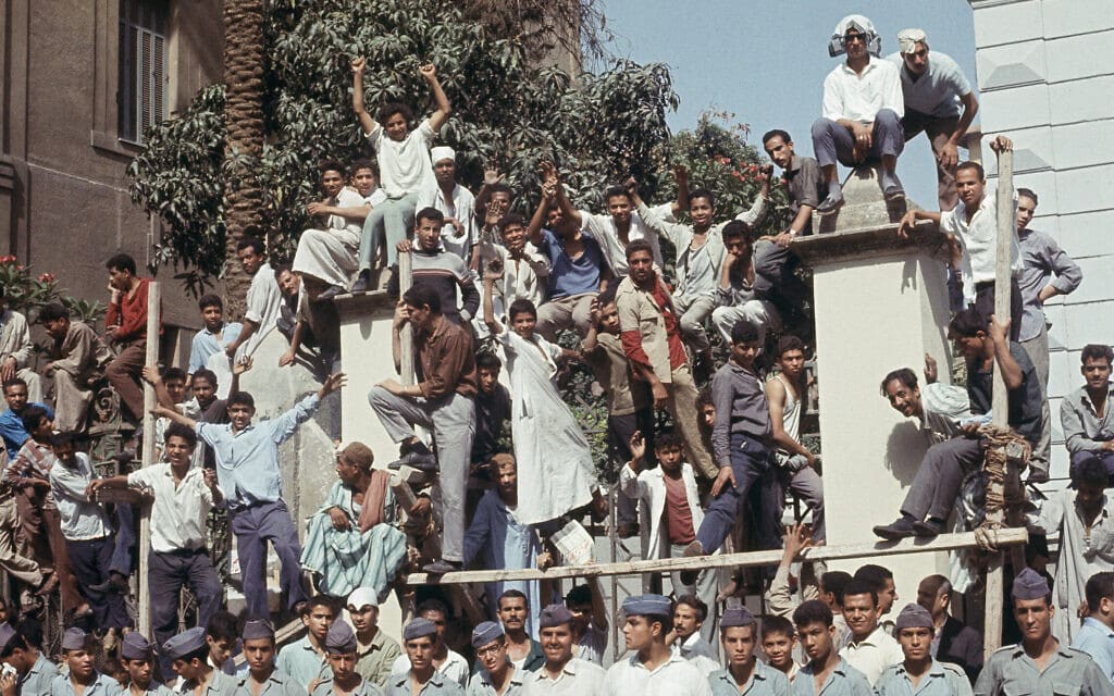 מפגינים מצרים יוצאים לרחובות קהיר במהלך מלחמת ששת הימים,  ב-10 ביוני 1967 (צילום: AP Photo/Brian Calvert)