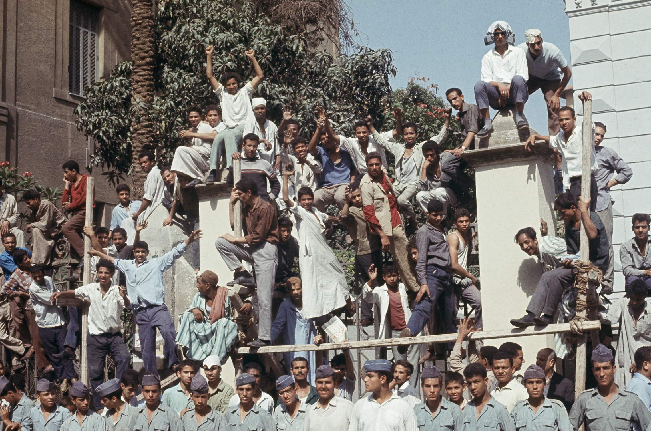 מפגינים מצרים יוצאים לרחובות קהיר במהלך מלחמת ששת הימים,  ב-10 ביוני 1967 (צילום: AP Photo/Brian Calvert)