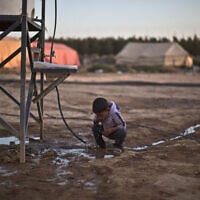 ילד במחנה פליטים בירדן שותה מים (צילום: AP Photo/Muhammed Muheisen)