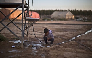 ילד במחנה פליטים בירדן שותה מים (צילום: AP Photo/Muhammed Muheisen) ילד במחנה פליטים בירדן שותה מים (צילום: AP Photo/Muhammed Muheisen)