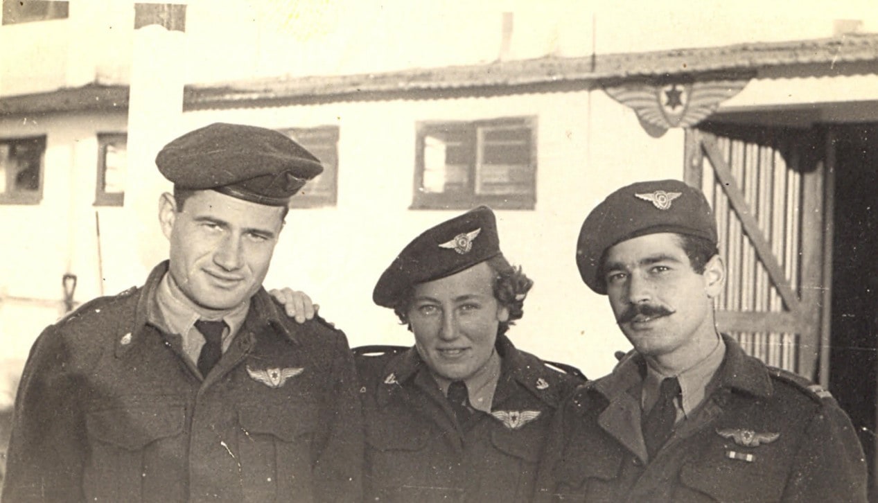 מדריכי טיסה של חיל האויר ג'ו אלון, יעל פינקלשטיין-רום ואברהם כהן בשנות החמישים במחנה סירקין (צילום: באדיבות משפחת אלון)