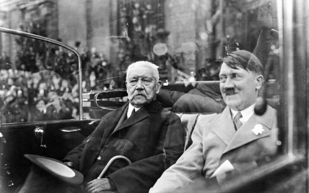 אדולף היטלר והנשיא פאול פון הינדנבורג, 1933 (צילום: Bundesarchiv bild/via Wikimedia Commons)