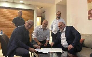 מנסור עבאס, נפתלי בנט ויאיר לפיד חותמים על הסכם קואליציוני היסטורי ראשון עם מפלגה ערבית, 2 ביוני 2021 (צילום: רע"ם) מנסור עבאס, נפתלי בנט ויאיר לפיד חותמים על הסכם קואליציוני היסטורי ראשון עם מפלגה ערבית, 2 ביוני 2021 (צילום: רע"ם)