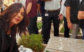 הסלפי של מירי רגב על קבר יוני נתניהו הסלפי של מירי רגב על קבר יוני נתניהו