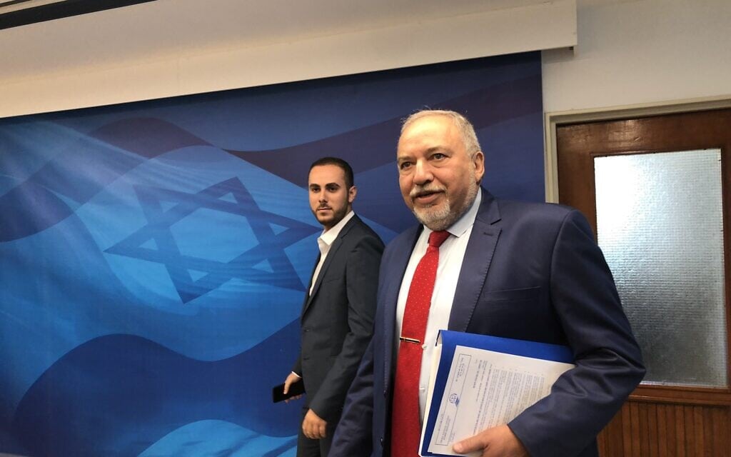 אביגדור ליברמן מגיע לישיבת הממשלה הראשונה בממשלת בנט, 20.6.2021 (צילום: טל שניידר) אביגדור ליברמן מגיע לישיבת הממשלה הראשונה בממשלת בנט, 20.6.2021 (צילום: טל שניידר)