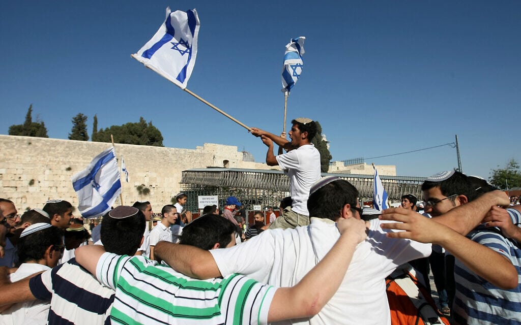 צועדים רוקדים במצעד הדגלים ביום ירושלים 2011 (צילום: Kobi Gideon / Flash90)
