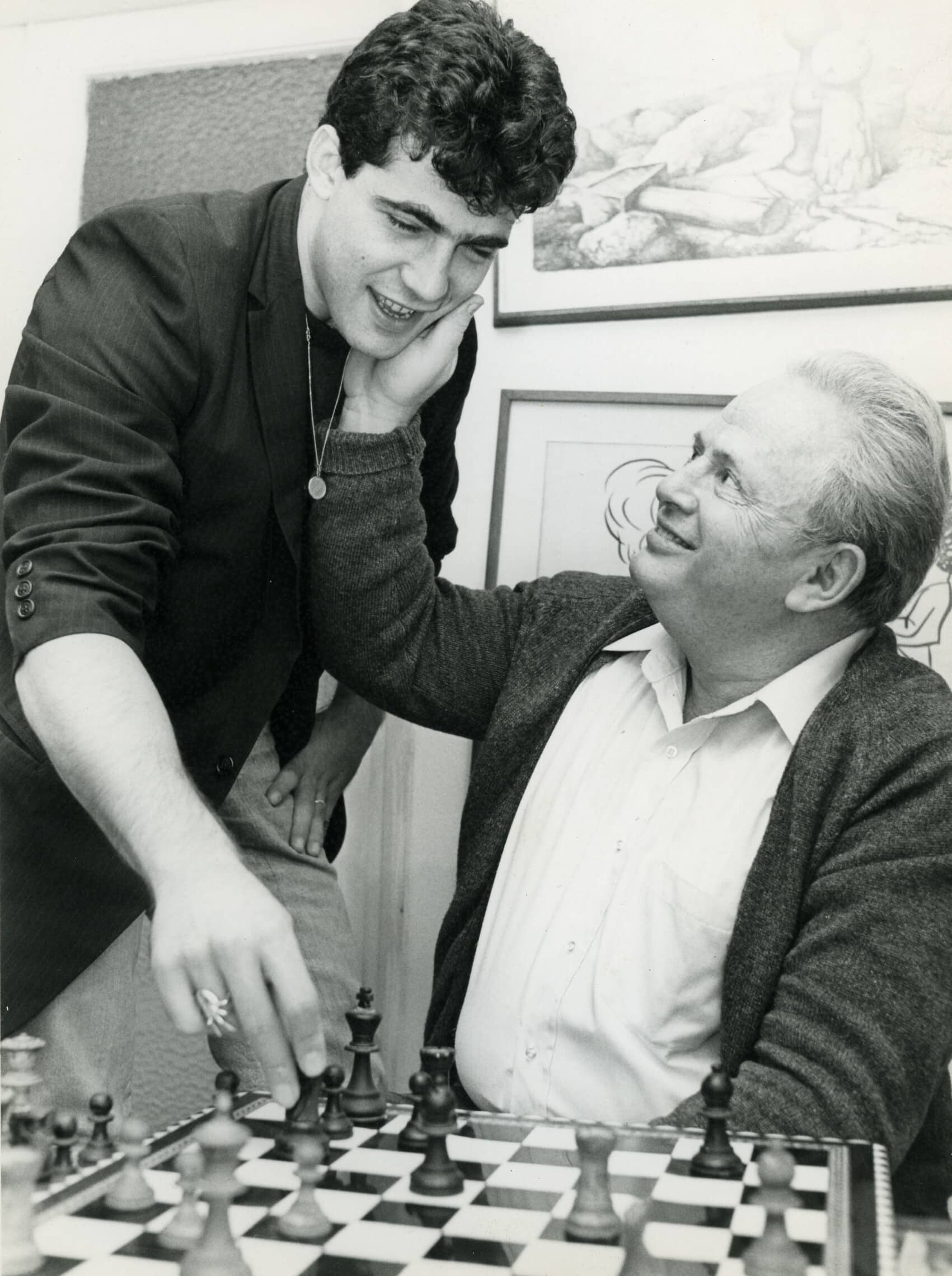 יאיר לפיד עם אביו, יוסף (טומי) לפיד, ב-1985. אביו היה גאה בו על המהלכים שביצע (צילום: משה שי/פלאש0-)