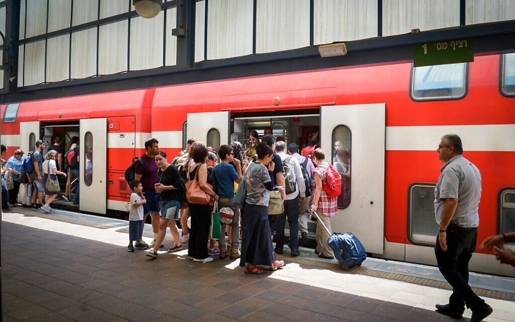נוסעים עולים על הרכבת בתחנת רחובות (צילום: אבי דישי/פלאש90)
