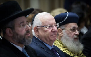 הרבנים הראשיים לישראל הרב דוד לאו והרב יצחק יוסף עם נשיא המדינה היוצא רובי ריבלין (צילום: Yonatan Sindel/Flash90) הרבנים הראשיים לישראל הרב דוד לאו והרב יצחק יוסף עם נשיא המדינה היוצא רובי ריבלין (צילום: Yonatan Sindel/Flash90)