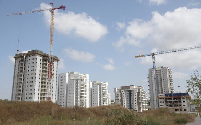 שכונת מגורים חדשה בבנייה ליד באר יעקב, מרץ 2020 (צילום: פלאש90)