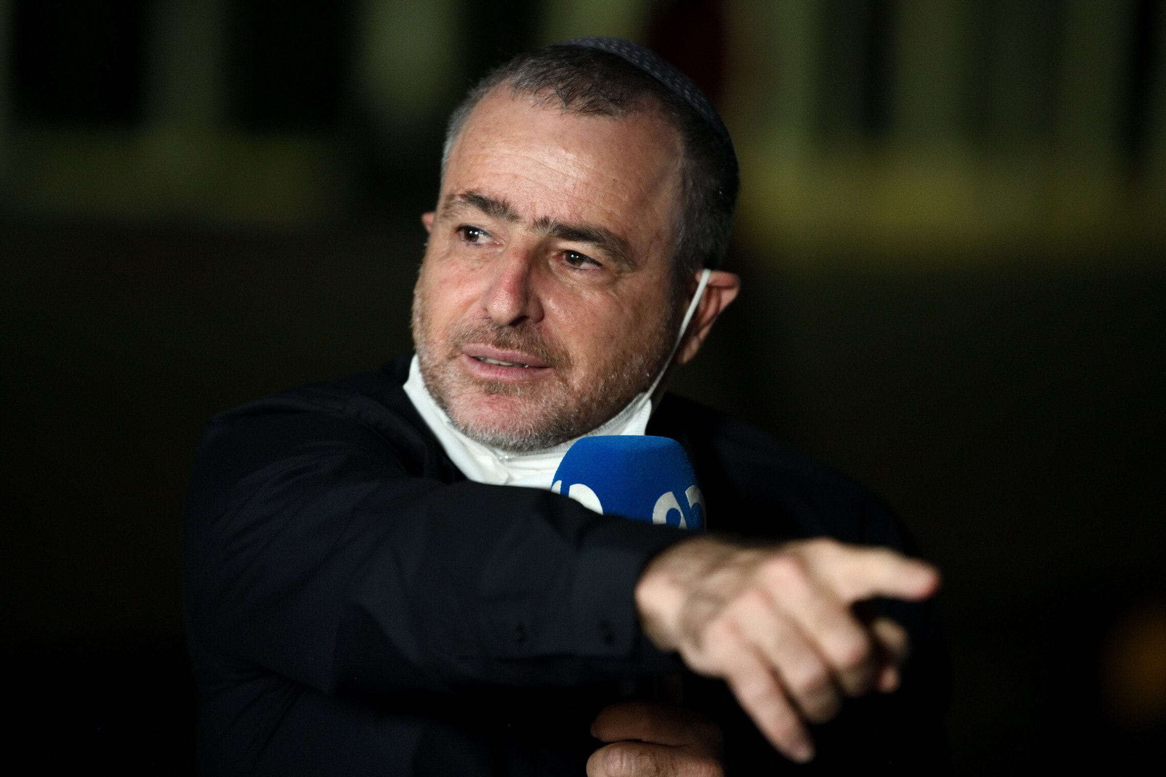 שמעון ריקלין בעמדת השידור של ערוץ 20 בכיכר הבימה, אוקטובר 2020 (צילום: גילי יערי/פלאש90)