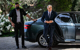 יאיר לפיד מגיע לבית הנשיא לקבל את המנדט להרכבת הממשלה, 5 במאי 2021 (צילום: אוליבייה פיטוסי/פלאש90) יאיר לפיד מגיע לבית הנשיא לקבל את המנדט להרכבת הממשלה, 5 במאי 2021 (צילום: אוליבייה פיטוסי/פלאש90)