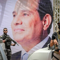 .מאבטחים מצריים עומדים ליד כרזה המציגה את הנשיא עבד אל-פתאח א-סיסי במהלך פגישה בין ראש המודיעין המצרי לבין גורמי חמאס בעיר עזה. (צילום: Atia Mohammed/Flash90)