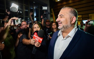 יושב ראש רע"ם, מנסור עבאס, משיב לשאלות עיתונאים בכפר המכבייה ברמת גן, 2 ביוני 2021 (צילום: אבשלום ששוני, פלאש 90) יושב ראש רע"ם, מנסור עבאס, משיב לשאלות עיתונאים בכפר המכבייה ברמת גן, 2 ביוני 2021 (צילום: אבשלום ששוני, פלאש 90)