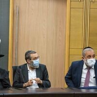 אריה דרעי, משה גפני ויעקב ליצמן במסיבת עיתונאים של הסיעות החרדיות בכנסת, 8 ביוני 2021 (צילום: יונתן זינדל/פלאש90)