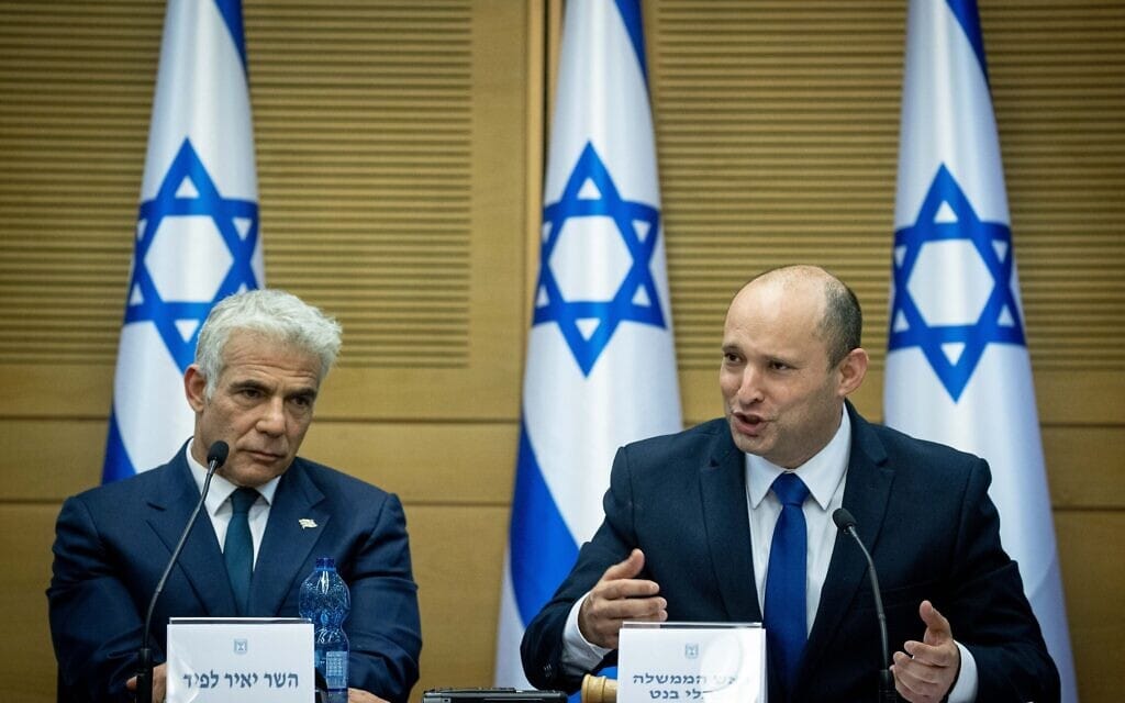 נפתלי בנט ויאיר לפיד בישיבתה הראשונה של הממשלה בראשותם, 13 ביוני 2021 (צילום: יונתן זינדל, פלאש 90) נפתלי בנט ויאיר לפיד בישיבתה הראשונה של הממשלה בראשותם, 13 ביוני 2021 (צילום: יונתן זינדל, פלאש 90)