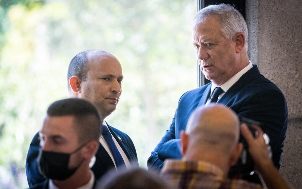 שר הביטחון בני גנץ וראש הממשלה נפתלי בנט בבית הנשיא, 14 ביוני 2021 (צילום: יונתן זינדל/פלאש90)