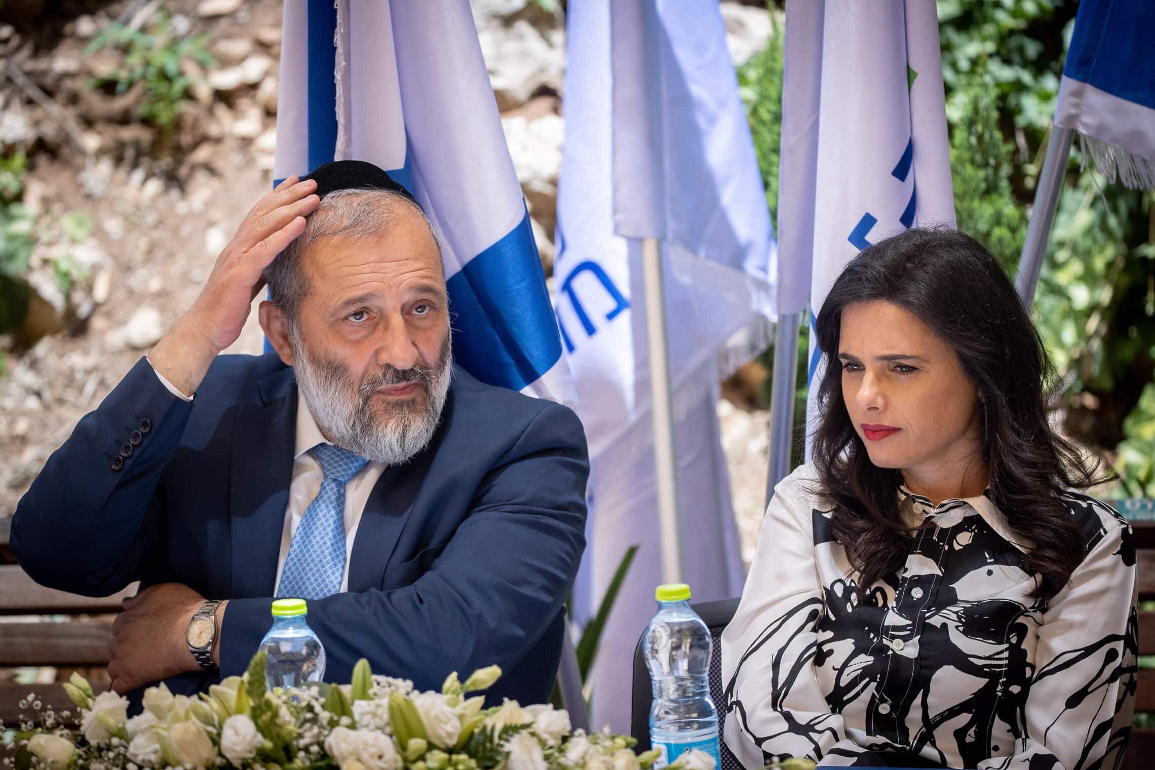 איילת שקד ואריה דרעי בטקס חילופי שרים במשרד הפנים בירושלים, 14 ביוני 2021 (צילום: יונתן זינדל, פלאש 90)