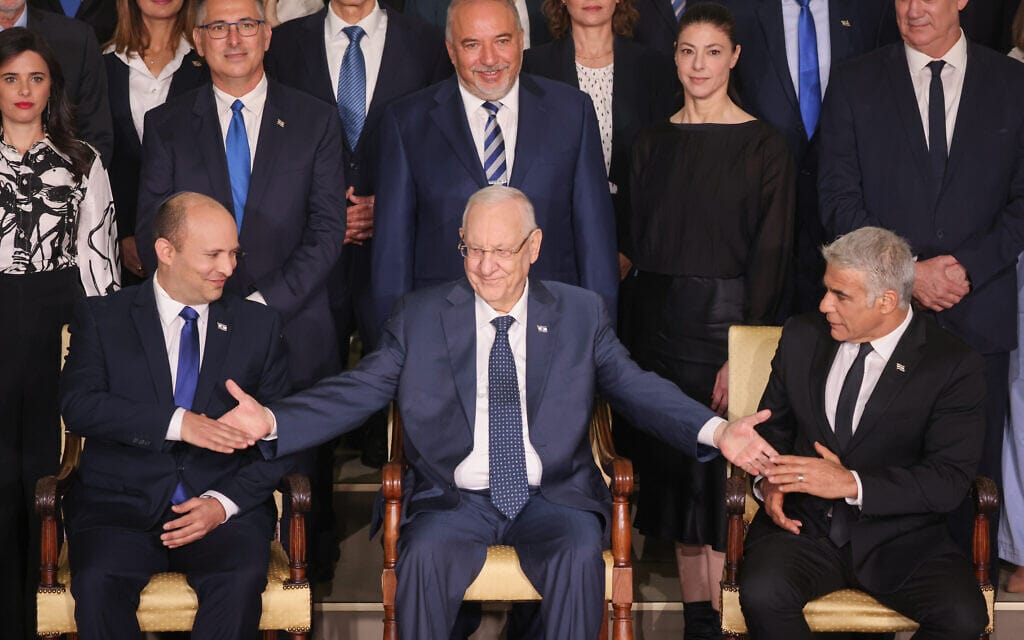 הנשיא ריבלין לוחץ את ידיהם של ראש הממשלה נפתלי בנט וראש הממשלה החליפי יאיר לפיד בצילום המסורתי של חברי הממשלה, 14.6.2021 (צילום: Yonatan Sindel/FLASH90)