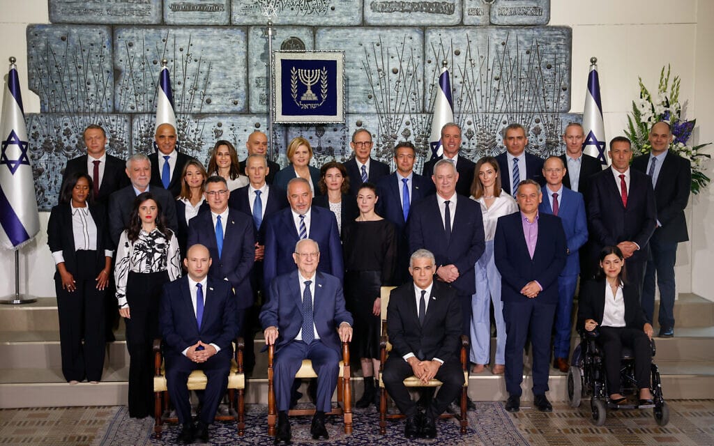 ממשלת ישראל ה-36 בצילום המסורתי עם הנשיא ריבלין (14.6.2021) (צילום: Yonatan Sindel/FLASH90)