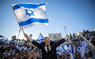 איתמר בן-גביר וחוגגי מצעד הדגלים בירושלים, 15 ביוני 2021 (צילום: יונתן זינדל/פלאש90)