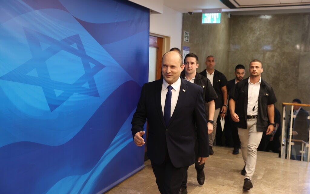 ראש הממשלה נפתלי בנט בדרך לישיבת הממשלה, 20 ביוני 2021 (צילום: Amit Shabi/POOL) ראש הממשלה נפתלי בנט בדרך לישיבת הממשלה, 20 ביוני 2021 (צילום: Amit Shabi/POOL)