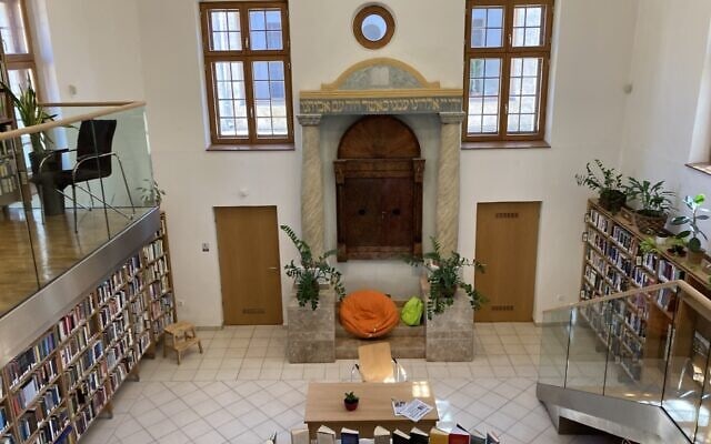 פנים בית הכנסת בסגנון בארוקי בנאג&#039;יטטני, שמשמש עכשיו כספרייה ציבורית. ארון הקודש נותר קבוע בקיר המזרחי. 11 במאי 2021 (צילום: יעקב שוורץ)