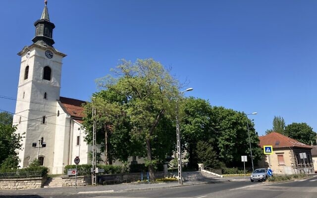כנסייה באחד מהרחובות הראשיים של נאג&#039;יטטני, שהיא כיום חלק מהרובע ה-22 של בודפשט, 11 במאי 2021 (צילום: יעקב שוורץ)