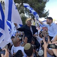 גיבורי התהילה בצלאל סמוטריץ' ואיתמר בן-גביר הבנות משקיפות מהצד במצעד הדגלים בעיר העתיקה בירושלים, 15 ביוני 2021 (צילום: אמיר בן-דוד)