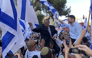 גיבורי התהילה בצלאל סמוטריץ' ואיתמר בן-גביר הבנות משקיפות מהצד במצעד הדגלים בעיר העתיקה בירושלים, 15 ביוני 2021 (צילום: אמיר בן-דוד)