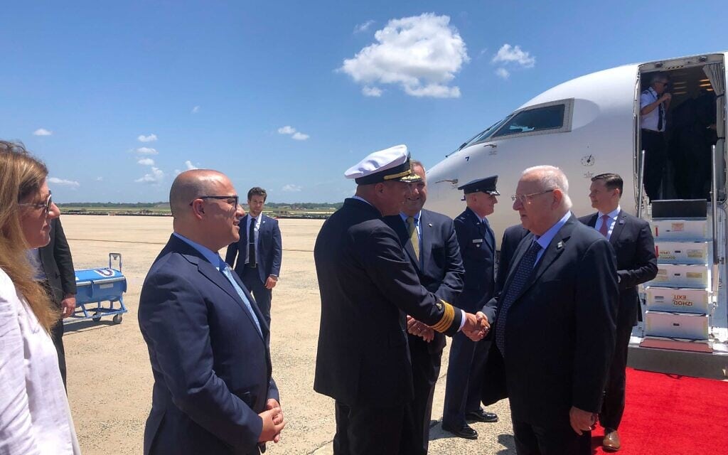 נשיא המדינה ראובן ריבלין, ראש הפרוטוקול של מחלקת המדינה וצוות השגרירות, בשדה התעופה הצבא אנדרוז, 28 ביוני 2021 (צילום: טל שניידר) נשיא המדינה ראובן ריבלין, ראש הפרוטוקול של מחלקת המדינה וצוות השגרירות, בשדה התעופה הצבא אנדרוז, 28 ביוני 2021 (צילום: טל שניידר)