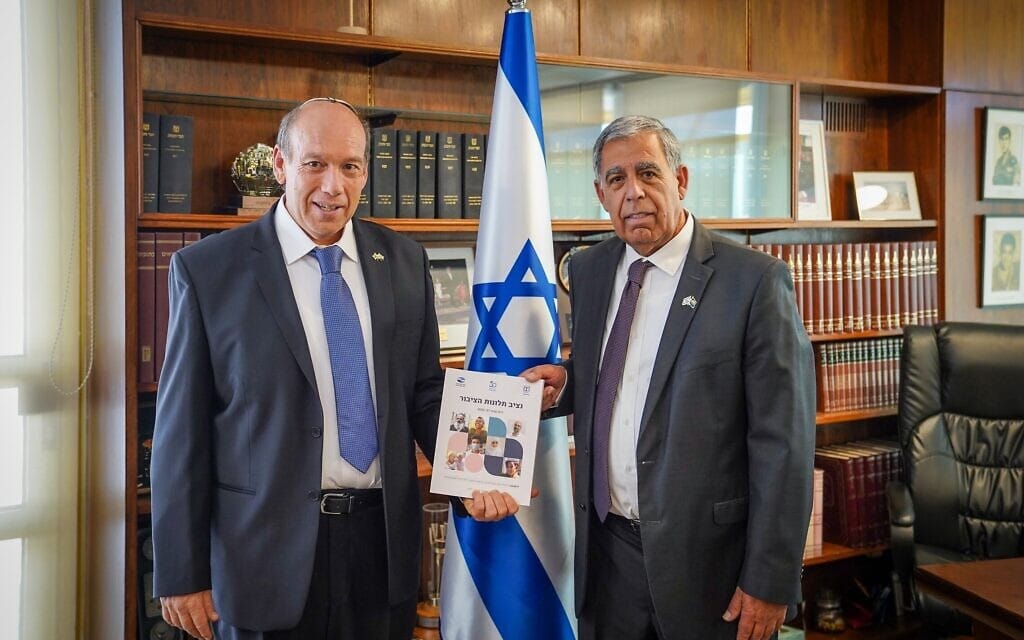 יושב ראש הכנסת מיקי לוי מקבל את דו"ח תלונות הציבור ממבקר המדינה מתניהו אנגלמן (צילום: נועם מושקוביץ – דוברות הכנסת) יושב ראש הכנסת מיקי לוי מקבל את דו"ח תלונות הציבור ממבקר המדינה מתניהו אנגלמן (צילום: נועם מושקוביץ – דוברות הכנסת)