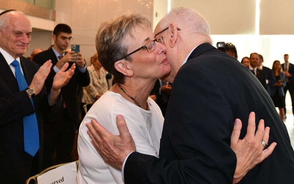 הנשיא ראובן ריבלין מתחבק עם לאה גולדין, אמו של הדר גולדין, בארוע הפרידה מריבלין בניו יורק, 27 ביוני 2021 (צילום: חיים צח/לע&quot;מ)