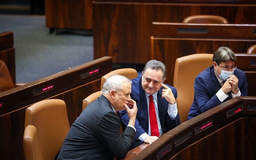 בני גנץ משוחח עם ישראל כ״ץ במליאה לצד אופיר אקוניס, 2.6.2021 (צילום: דוברות הכנסת - דני שם טוב) בני גנץ משוחח עם ישראל כ״ץ במליאה לצד אופיר אקוניס, 2.6.2021 (צילום: דוברות הכנסת - דני שם טוב)