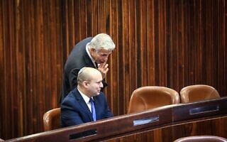 יאיר לפיד ונפתלי בנט במליאת הכנסת, 2 ביוני 2021 (צילום: נועם מושקוביץ, דוברות הכנסת) יאיר לפיד ונפתלי בנט במליאת הכנסת, 2 ביוני 2021 (צילום: נועם מושקוביץ, דוברות הכנסת)