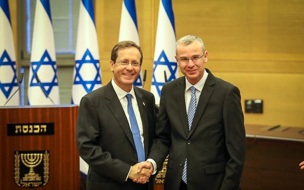 יריב לוין ויצחק בוז׳י הרצוג לאחר בחירתו לנשיא, 2.6.2021 (צילום: דוברות הכנסת, נועם מושקוביץ) יריב לוין ויצחק בוז׳י הרצוג לאחר בחירתו לנשיא, 2.6.2021 (צילום: דוברות הכנסת, נועם מושקוביץ)