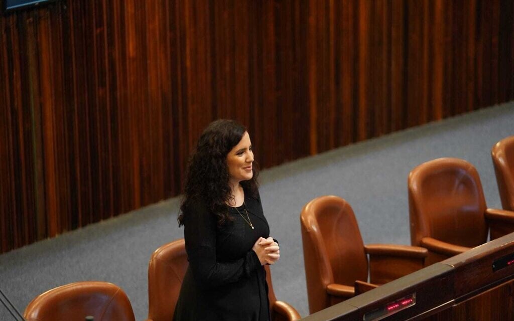 חברת הכנסת נעמה לזימי מצהירה אמונים בכנסת, 22 ביוני 2021 (צילום: דוברות הכנסת – דני שם טוב) חברת הכנסת נעמה לזימי מצהירה אמונים בכנסת, 22 ביוני 2021 (צילום: דוברות הכנסת – דני שם טוב)